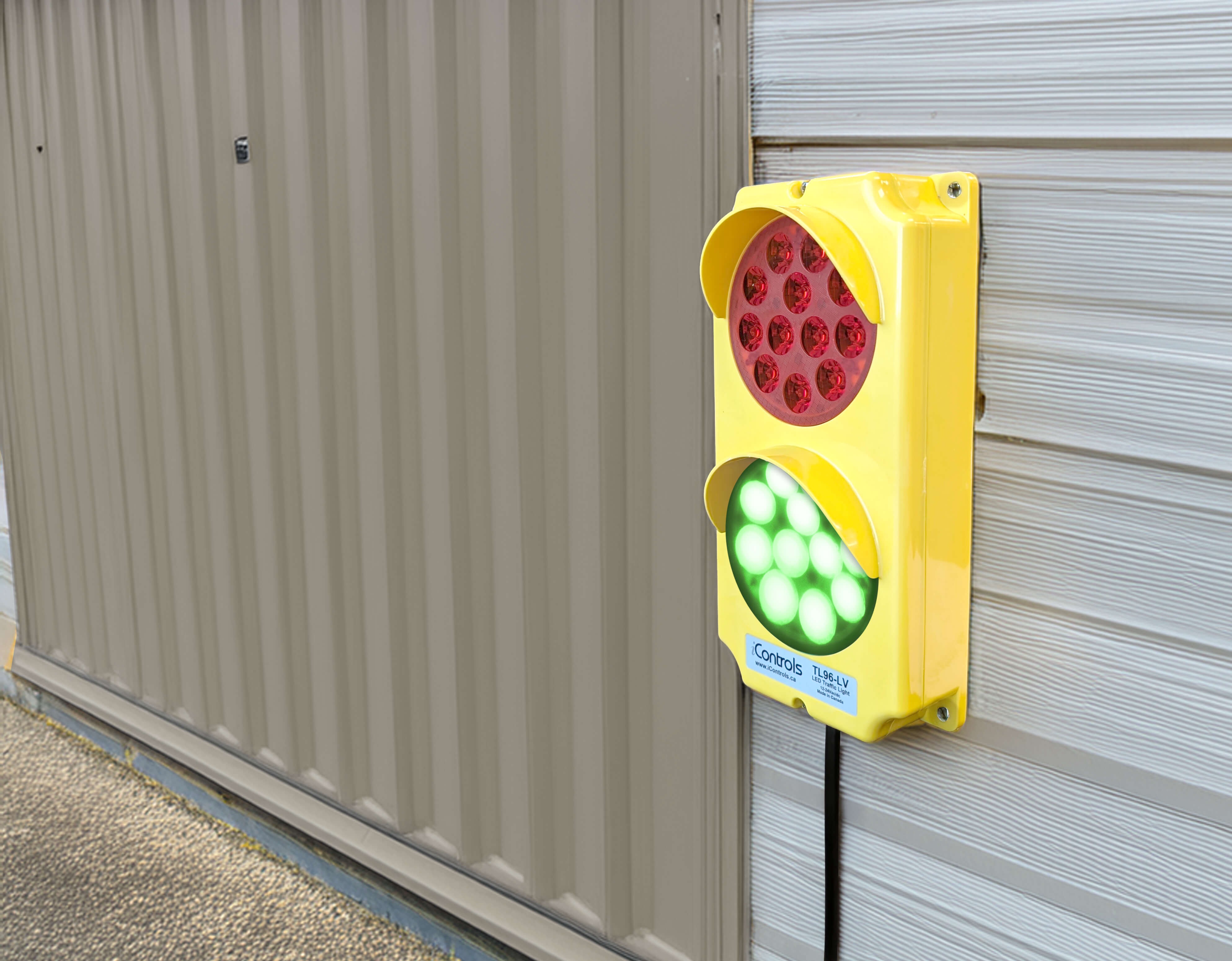 images/gallery-traffic-lights-communication-packages/02_comms_package_outside_green_light.jpg